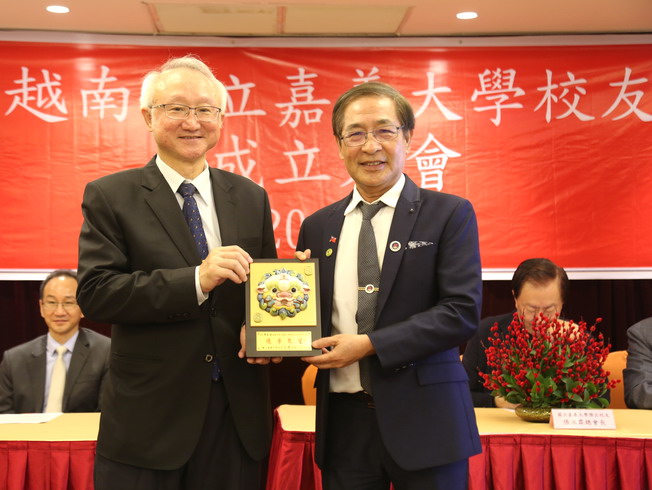 NCYU President Chyung Ay (left) presented a Jiaozhi ware to Lee Tien-chi (right), Council Member of the Overseas Community Affairs Council, to congratulate him on his successful election as President of the NCYU Vietnam Alumni Association.
