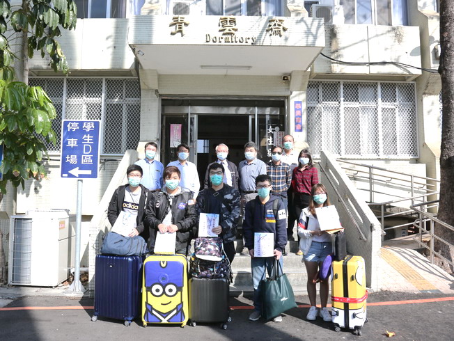  A group photo of NCYU President Chyung Ay, staff, and the students from Hong Kong and Macau who have completed the quarantine.
