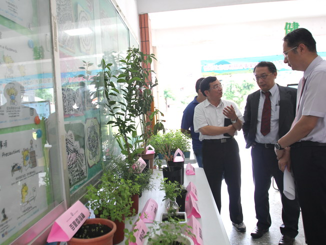 園藝系柯金存(左1)向與會師長介紹香草植物利用成果