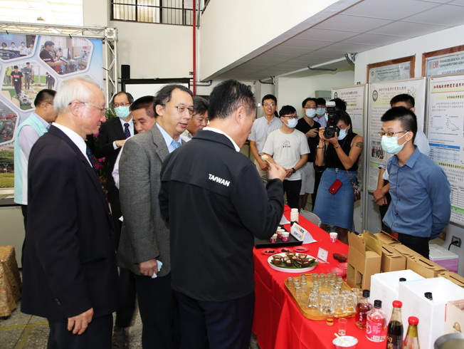 Chiayi County Magistrate Weng Chang-Liang tasted soy tempeh. 