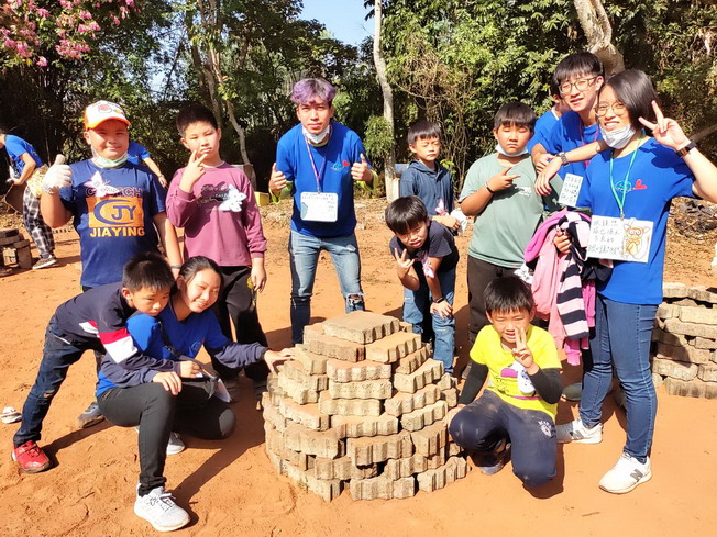 農藝志工與學童共同完成磚窯
