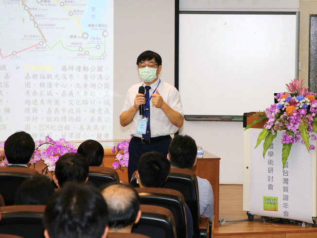 Host of the annual conference, Gu Guo-Long, Professor of the NCYU Department of Applied Chemistry and Dean of Academic Affairs, briefed on the beauty of Chiayi City.
