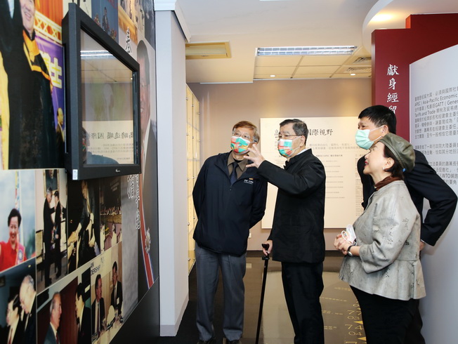 Former Vice President Vincent Siew and his wife introduced the diplomatic history through the photos to Director Jiabo Rao (first from left) from the Chiayi City Government, and Chen Cheng-Chien (first from right), Director of the NCYU Library.