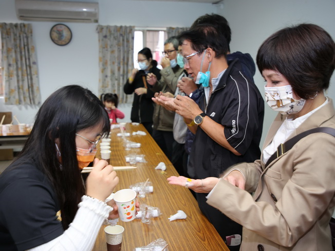 The visitors participated in the checkpoint game, “Wash Your Hands with Citrus Fruits.”