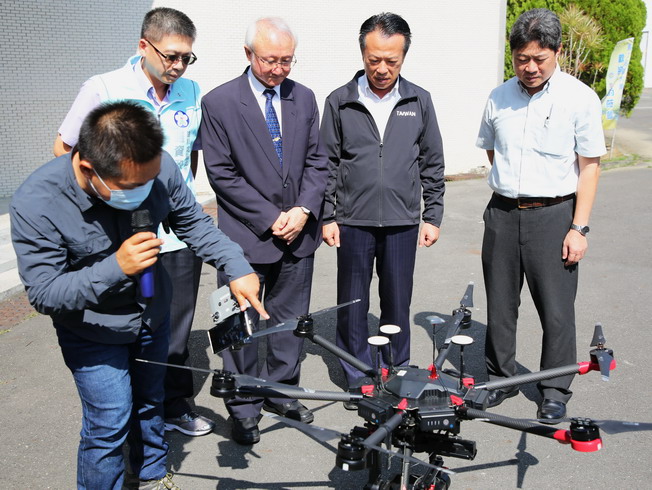  Chang Cheng-Hsiung, Chairman of Taiwan Formosa Drone Association, briefed on the application of UAV with multi-spectrometer.