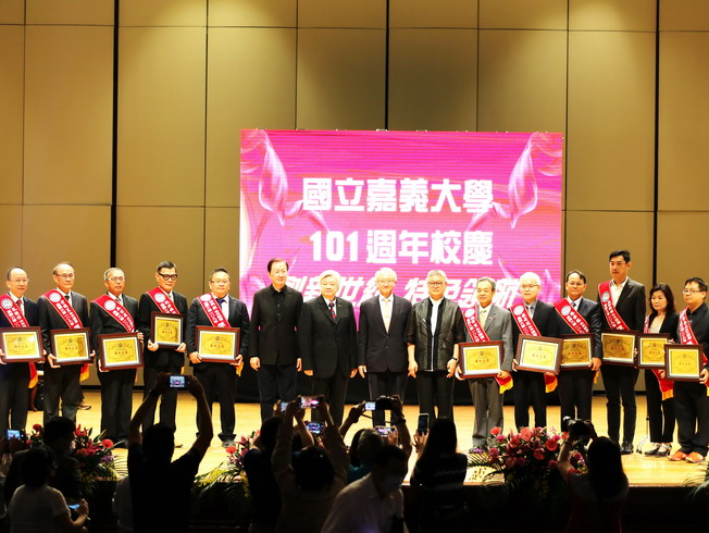 A group photo of the alumni who received the “Distinguished Alumni Awards 2020”
