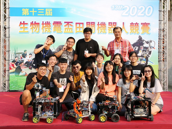 A group photo of the competing teams of NCYU and their advisor Huang Wen-Lu