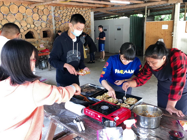 The students made creative pizzas for the tribal residents to taste. 