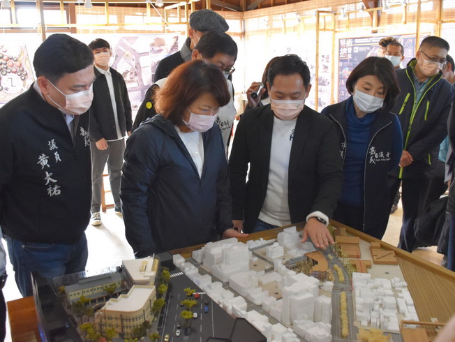 嘉大景觀學系江彥政主任講解嘉義市立美術館環境模型