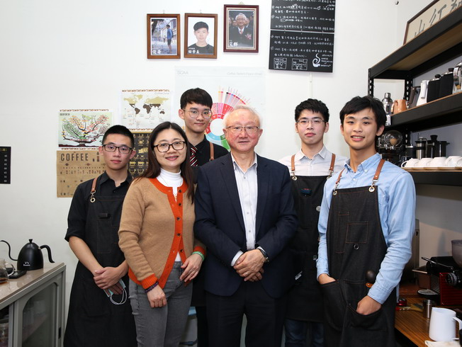 A group photo of President Chyung Ay and members of the Coffee Research Club 