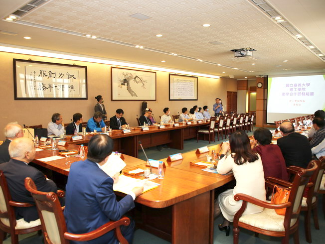 NCYU teachers briefed the honored guests of the Nam Liong Group on their academic-industrial cooperation achievements.