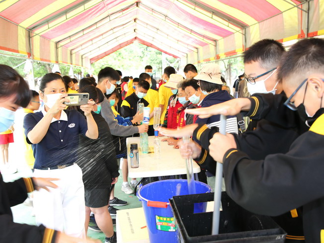 The students of Yijhu Junior High School joined the game of gathering water through the tubes. 