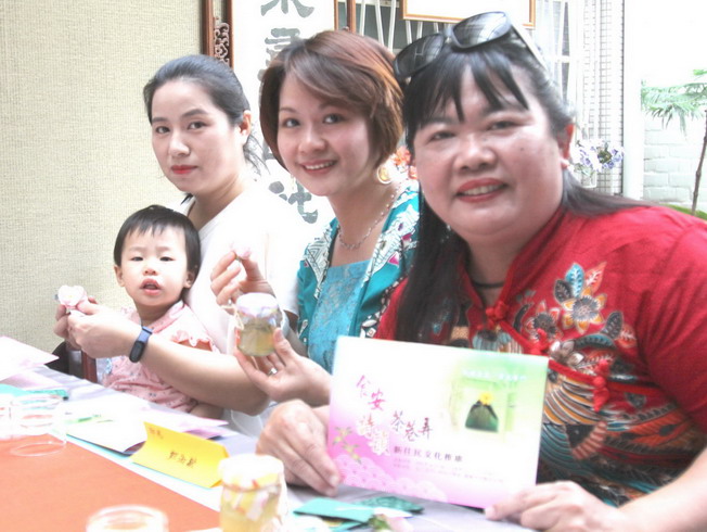 The new immigrants from Vietnam and Indonesia participated in the event of tea and poetry. 