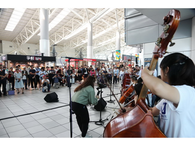The flash mob event attracted the attention of the passengers who thus stopped and listened to the performances.