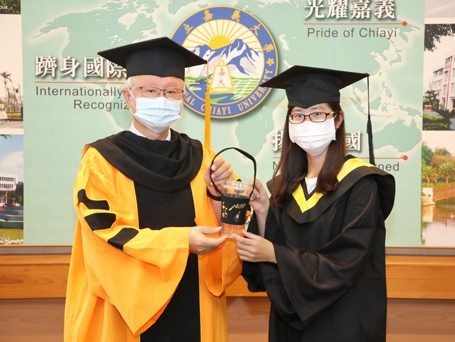 President Chyung Ay presented a graduation gift to Liu Ting-Yu (right), who represented the recent graduates. 