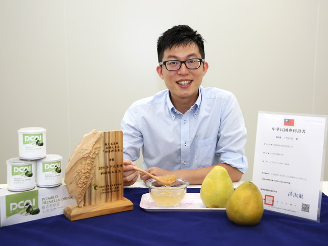 Developed by NCYU Assistant Prof. Wen-Chang Chang, the “Pomelo Tremella Drink” can be stored at room temperature, offering a smooth and delicious taste experience.