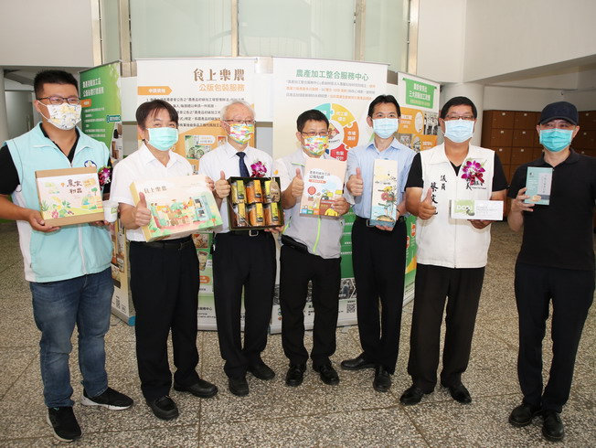 NCYU President Chyung Ay (third from left) and Director Wang Shi-Xian (fourth from right) positively acknowledged the processed products developed under technical guidance of NCYU teachers. 