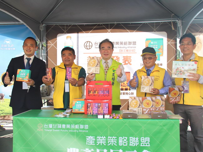 農糧署胡忠一署長(中)、瓜瓜園邱裕翔總經理(左)及台灣甘藷產業策略聯盟加工媒合組幹部合影。
