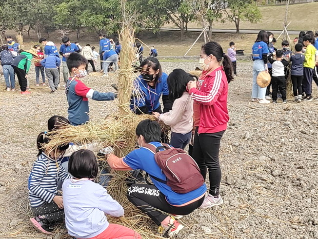 學童們認真合力的搭稻草人。（照片由主辦單位提供）