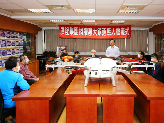 廣隆集團黃南雄總經理向校內師長介紹三架無人機之特色與功能。