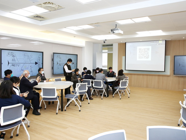 互動探索教室內設置 LED大型互動式觸控螢幕取代傳統黑板，利用雙向數位學習系統翻轉教學。