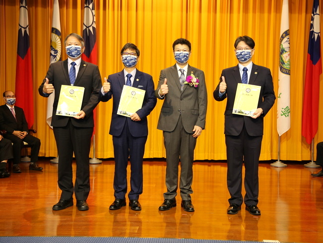 President Han-Chien Lin (second from right) presented certificates of appointment to chief officers. 