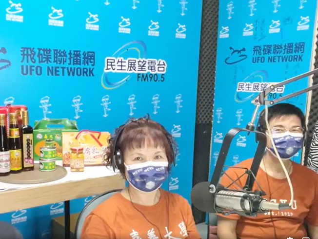 嘉大合作社夏滄琪理事主席(右)與朱淑玲經理(左)受邀至飛碟電台行銷嘉大優質產品。
