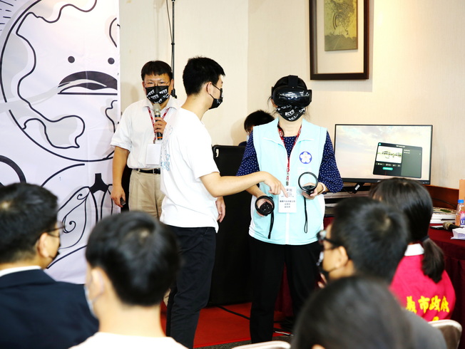 嘉義市政府衛生局莊美如副局長以VR體驗菸害防制暨檳榔、酒品危害防制3D影片。