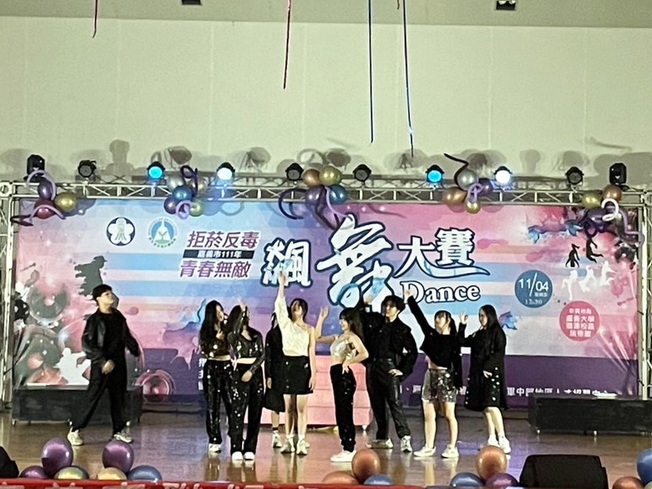 東吳高職學生舞蹈演出。(照片由課外活動組提供)