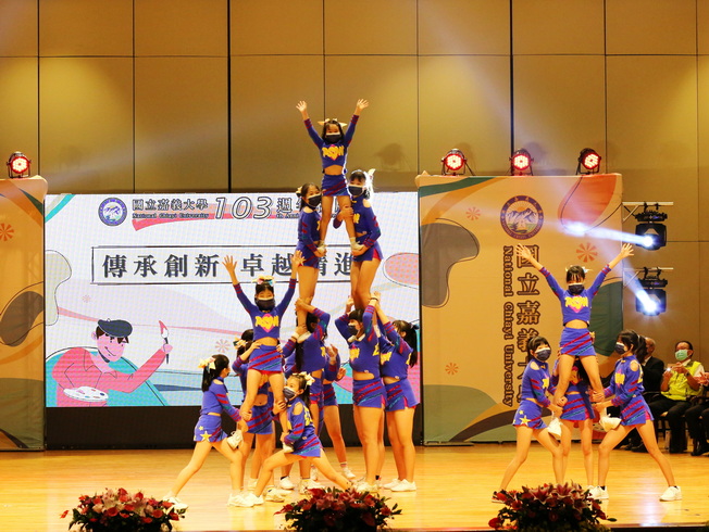太陽競技啦啦隊為嘉大慶生帶來精彩表演。