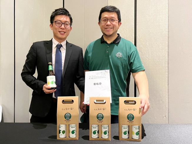 嘉大張文昌助理教授(左)與麥味登、金色三麥技術開發柚子啤酒。（照片由主辦單位提供)