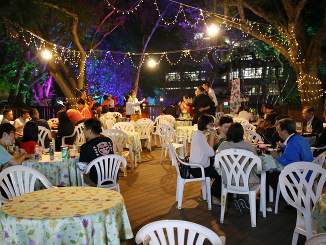 On today’s (Nov. 18th) evening by the Qinxin Pond, the Anniversary Thanksgiving Concert took place with representatives of alumni from various regions returning to their alma mater to catch up with teachers. 