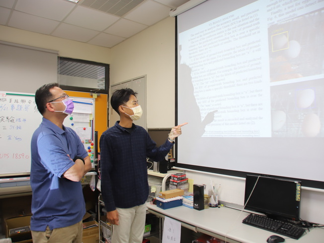 江政達教授指導大學部學生吳毓祥與動物科學系合作，研發「即時影像辨識受汙染雞蛋系統」。