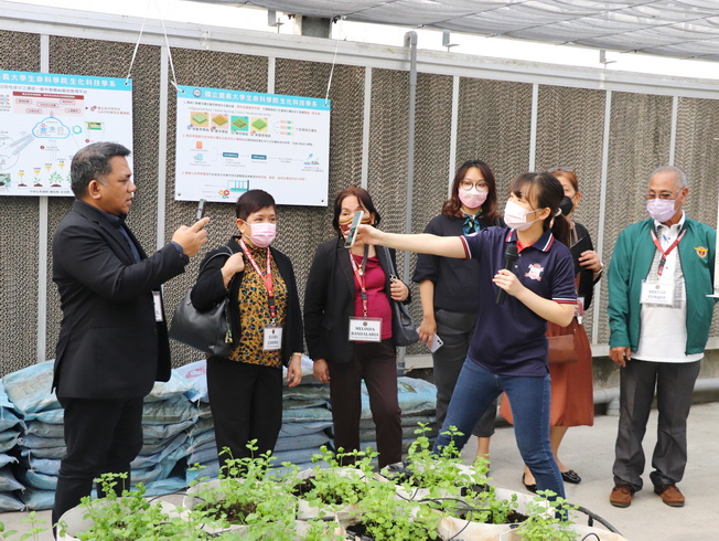 菲律賓大學系統師長參訪生命科學院智慧種植基地。（照片由國際處提供)