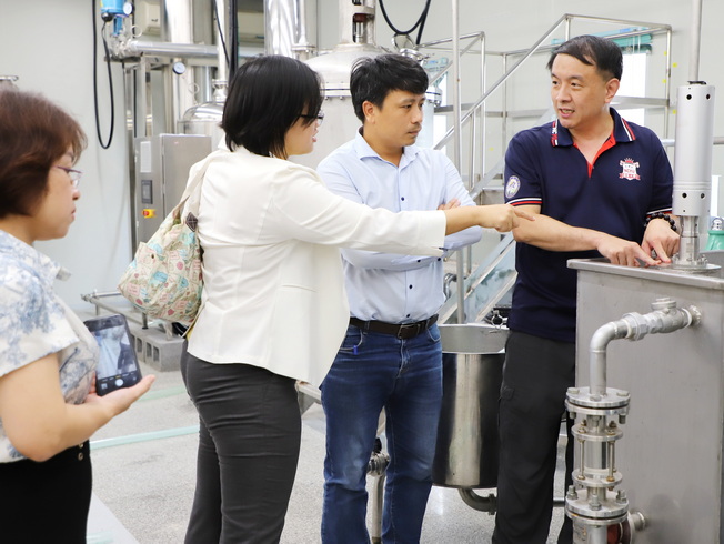 生化科技學系張心怡主任與陳政男教授介紹超音波萃取模組。