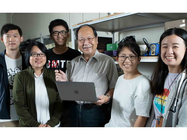 陳世銘(左四)帶領研究團隊投入智慧農機研發，為產業創新加值。