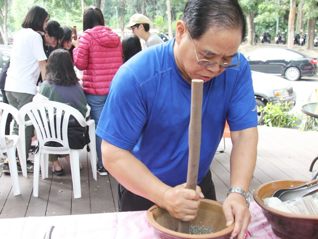 NCYU Former Vice President Wu Wheng-Hong demonstrated how to make Lei Cha.