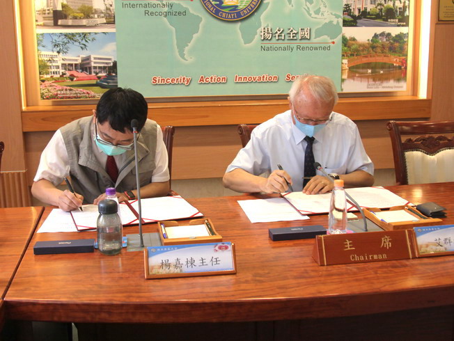 嘉大艾群校長(右)與農委會特有生物研究保育中心楊嘉棟主任(左)雙方簽約