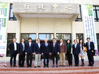 A picture of representatives on both sides was taken before the Administration Building, Lantan campus, NCYU.