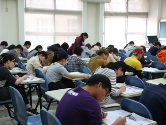 考生專注考試期望能獲得好成績。