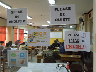 在菲律賓碧瑤語言學校內，教室會佈置程成說英語的環境