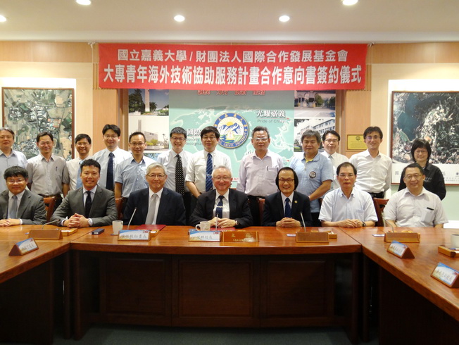 A group photo of the TaiwanICDF delegation and NCYU teachers.