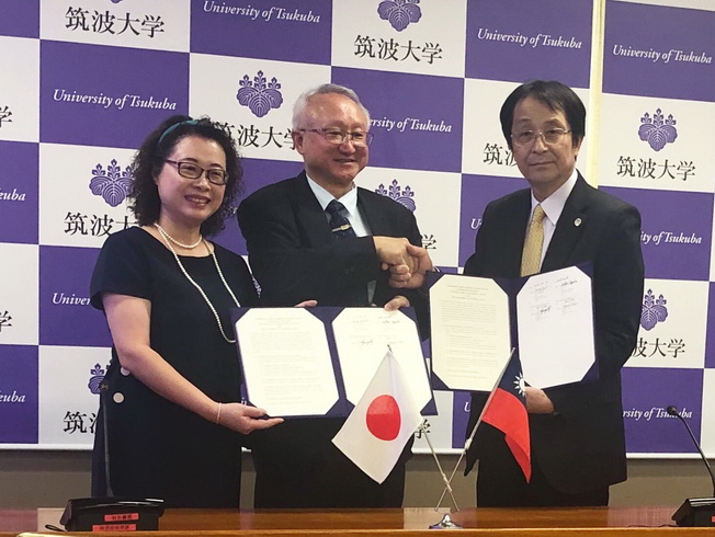 NCYU President Chyung Ay (middle) and Teachers College Dean Huang Yue-Chun signed an MOU with University of Tsukuba President Kyosuke Nagata (right).