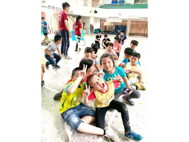國小學童歡樂參與夏令營活動