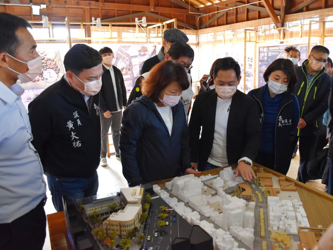 Prof. Chiang Yen-Cheng, Chairman of the Department of Landscape Architecture, NCYU, explained the model of the Chiayi Art Museum and the surroundings.