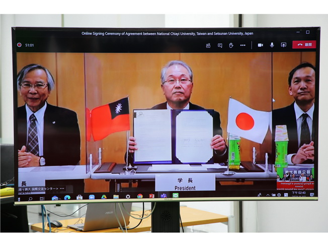 Ogita Kiyokazu (middle), President of Setsuan University, Japan, displayed the signed cooperation memorandum.