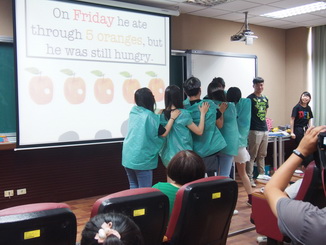 外語系同學以短劇的方式演出The very hungry caterpillar繪本故事內容。