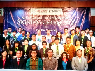 各校參展代表與印尼總統大學簽署MOU，並於會後合影