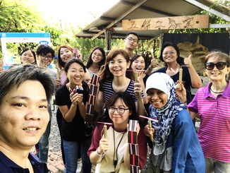The students of the NCYU Department of Foreign Languages practiced making the traditional toy – bamboo dragonflies.
