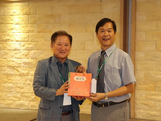 大會主席致贈禮品感謝韓國首爾大學Joosang Chung教授協助會議籌辦